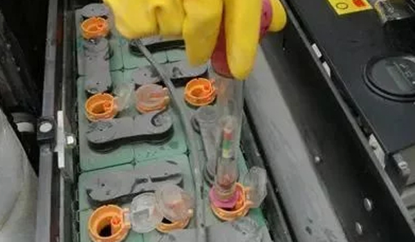 90%的人竟然不知路，叉车蓄电池要加水？