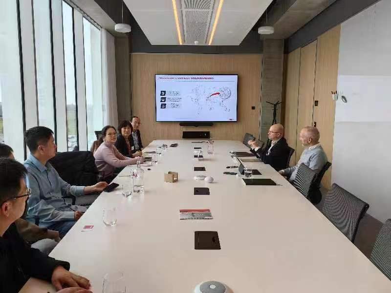 中国工程机械工业协会工业车辆分会张洁秘书长一行赴德观展 LogiMAT 2024，并到访 永信贵宾会217 集团参观互换